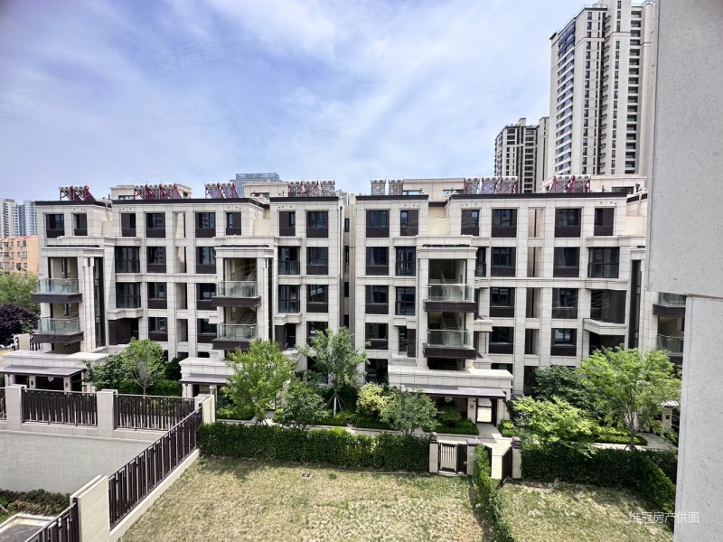 崂山芯 实景地铁现房叠墅 下叠独立梯独户私家小院 致电详询