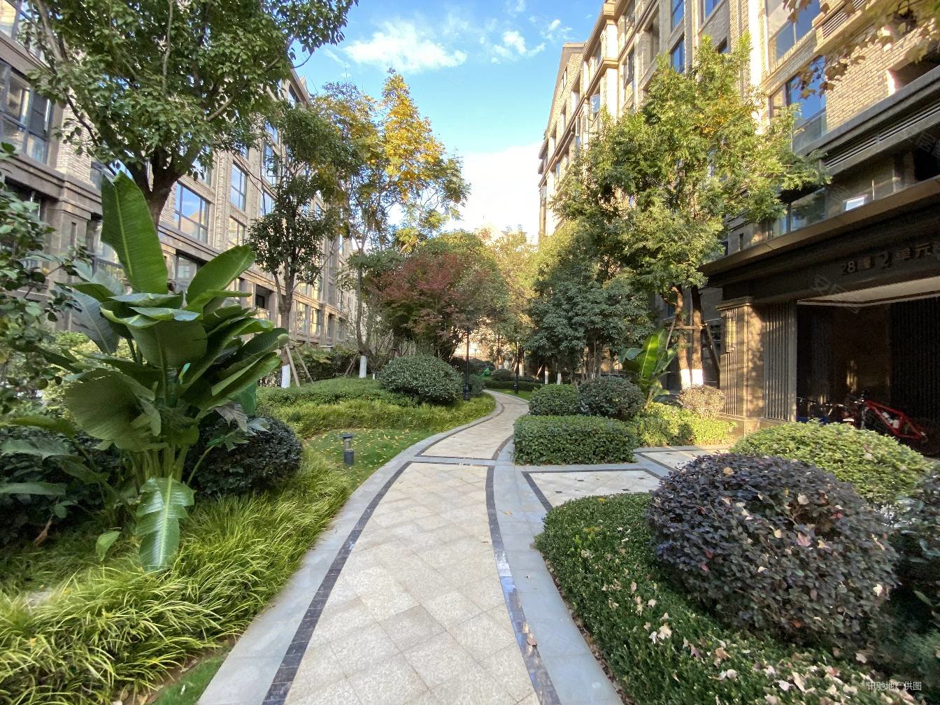 生态半岛滇池俊府电梯洋房房3楼精装修大平层大阳台满两年急卖,俊发