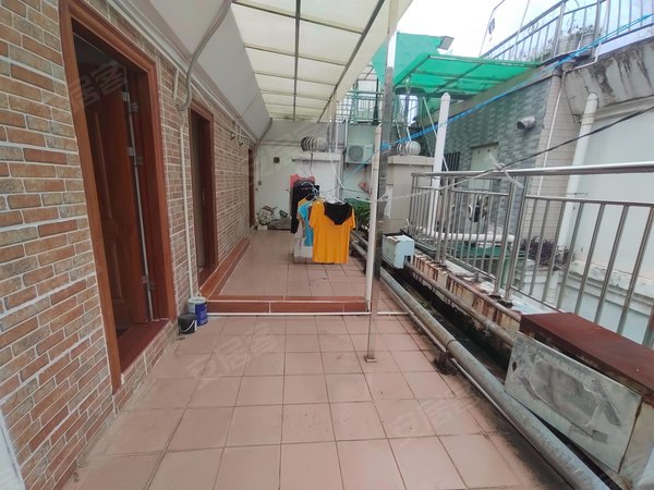 深圳福田下梅林山水居山水居174平三层顶楼复式7七房五卫四阳台 带顶