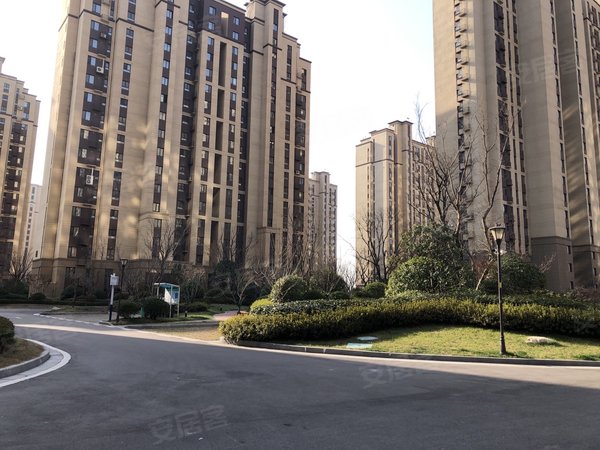 青岛黄岛隐珠中建锦绣城五期和园地铁口,大型商超幸孚茂旁,锦绣城和园
