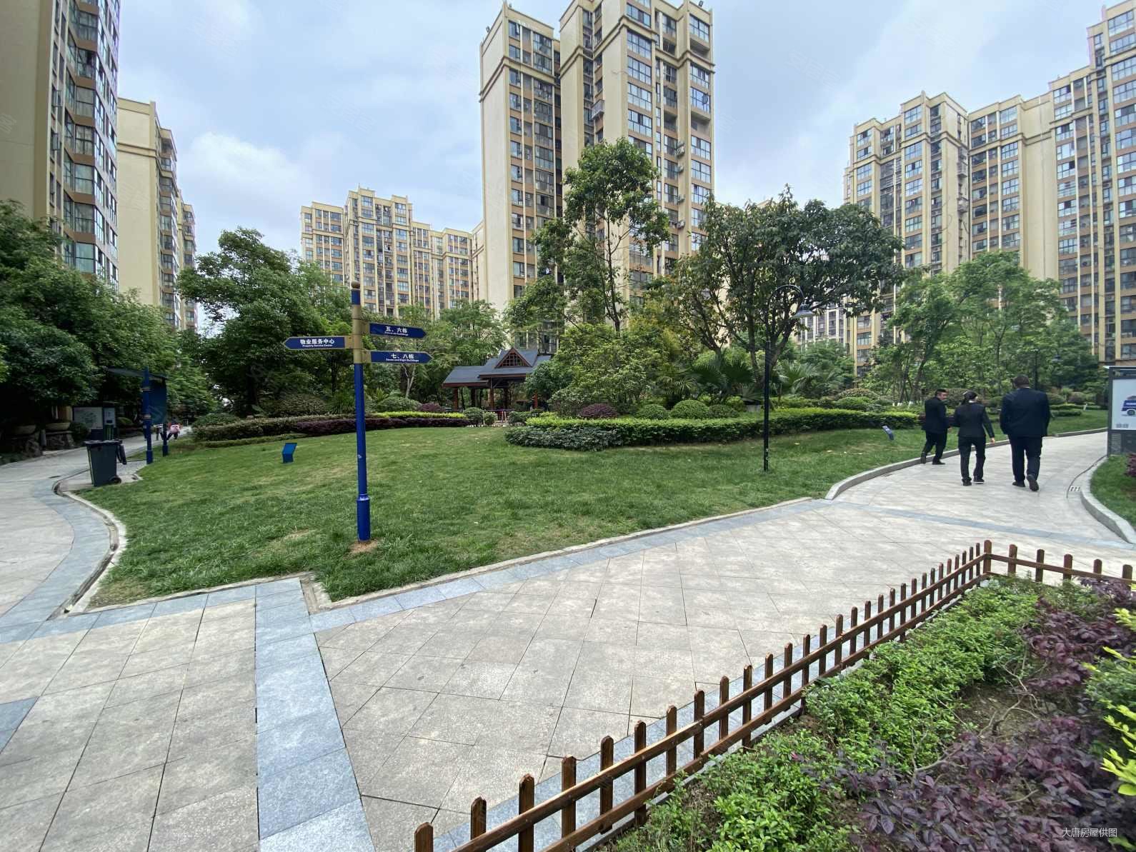 蓝润华府春天3室2厅2卫82.41㎡西北136万