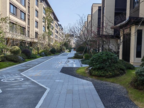 苏州吴江太湖新城建发悦江南吴江中学对面2房2700元带车位包物业出租