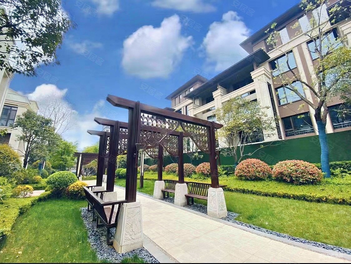 客厅挑空6米清凉山公园畔清凉山居三房两卫实用高