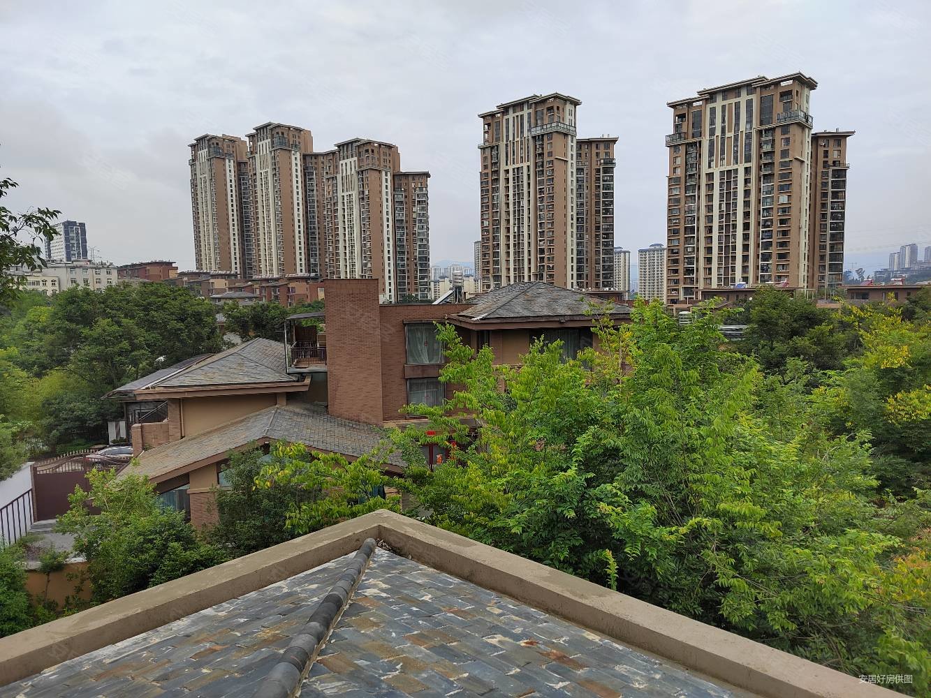 盘龙区沣源路溪麓南郡333平米联排别墅东南端户300平花园