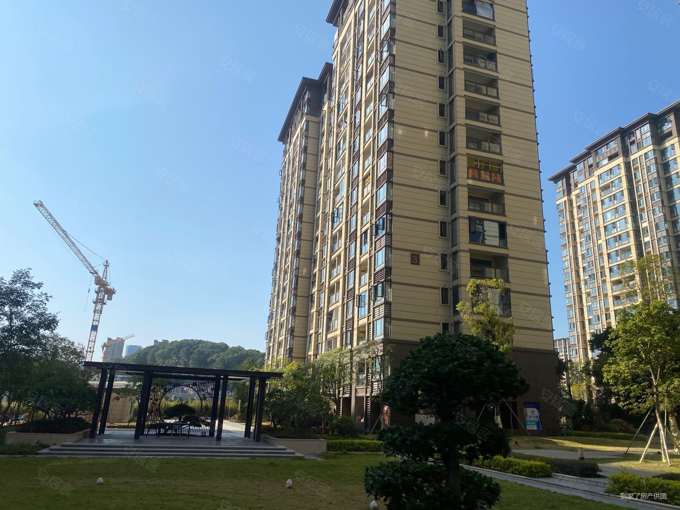 城投鹤鸾郡4室2厅2卫126.09㎡南北315万