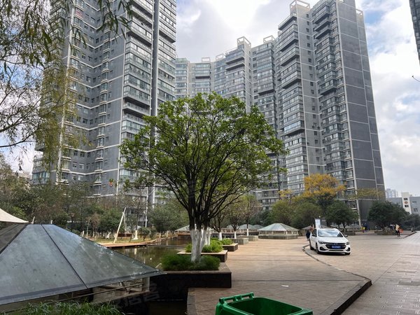 曲靖麒麟白石江公园龙城国际白石江公园旁 龙城国际电梯精装3室2卫