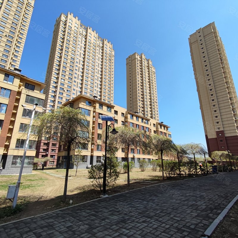 小区居住人群多,停车位紧张小区不足小区东门为东华园