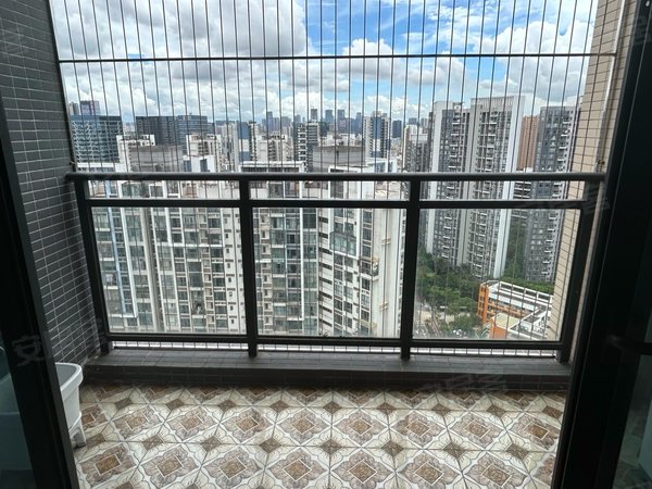 深圳南山西丽新围村七号线西丽地铁口 精装阳台大一房 拎包入住 可短