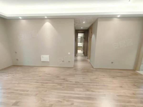 橡树澜湾精装裸租三室两卫,阳光充足,环境舒适,随时看房