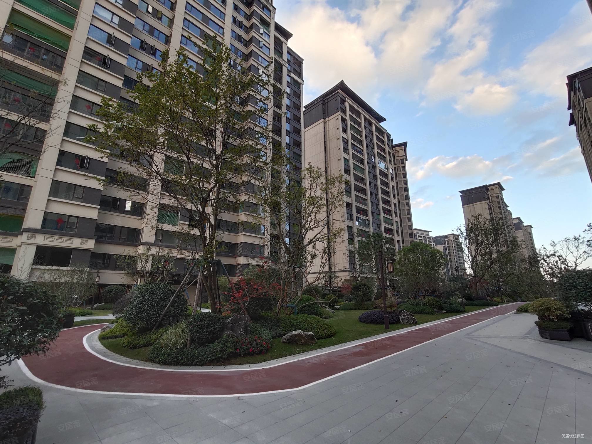 绿地国际花都(f区)4室2厅2卫129㎡南北62万