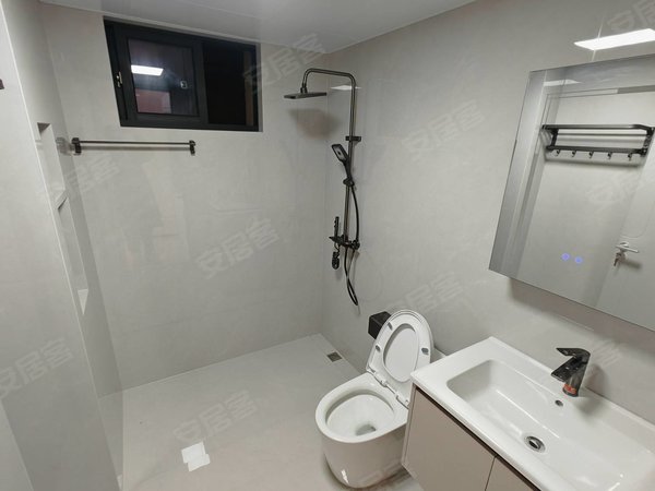 金华东阳东阳市中心朝阳大众华府您没看错 精装修4室 出租。全新家具 真的很靓眼出租房源真实图片