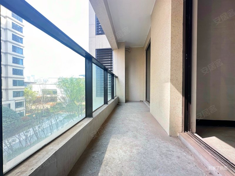 铂岸看中庭居家安静出门即公园轻轨站旁边天街山姆超市配套齐全,龙湖