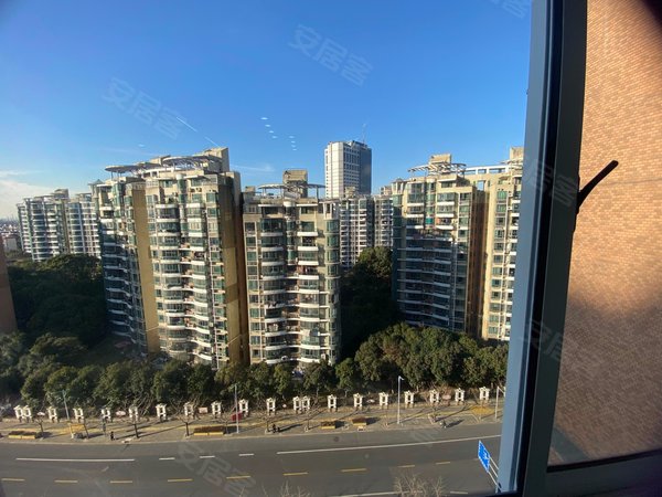 上海浦东外高桥阳明花园广场(一期)6号线航津路站地铁口,精装朝南阳台