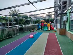 各种便利设施一应俱全，配备了现代化的社区健身房室内儿童乐园