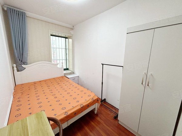 青岛黄岛长江路东方银座地铁口附近电梯房醉片一单间随时入住出租房源