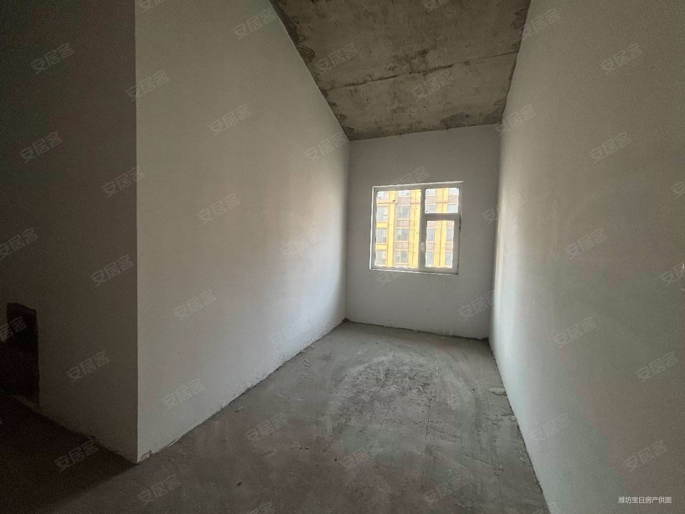鲁昱绿城5室3厅2卫272㎡南北140万