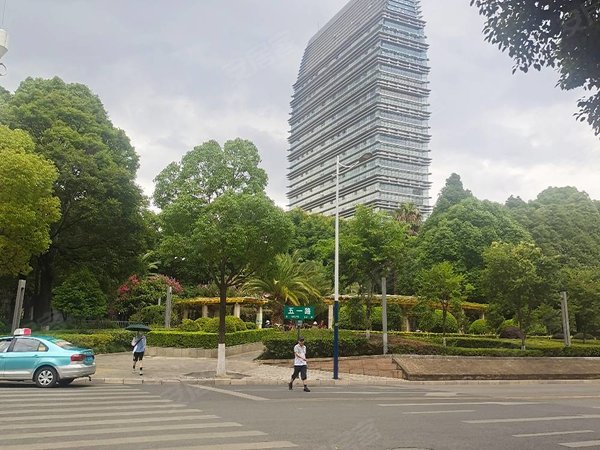 昆明五华小西门国拓投资公司宿舍急租市中心五一路地铁口五华区政府楼