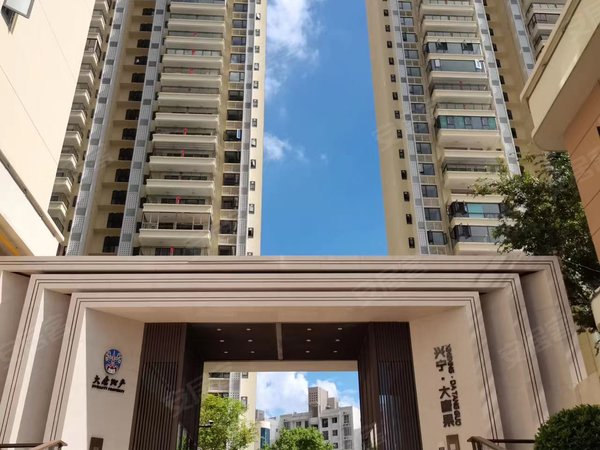 南宁兴宁区政府兴宁大唐果住地铁口上!