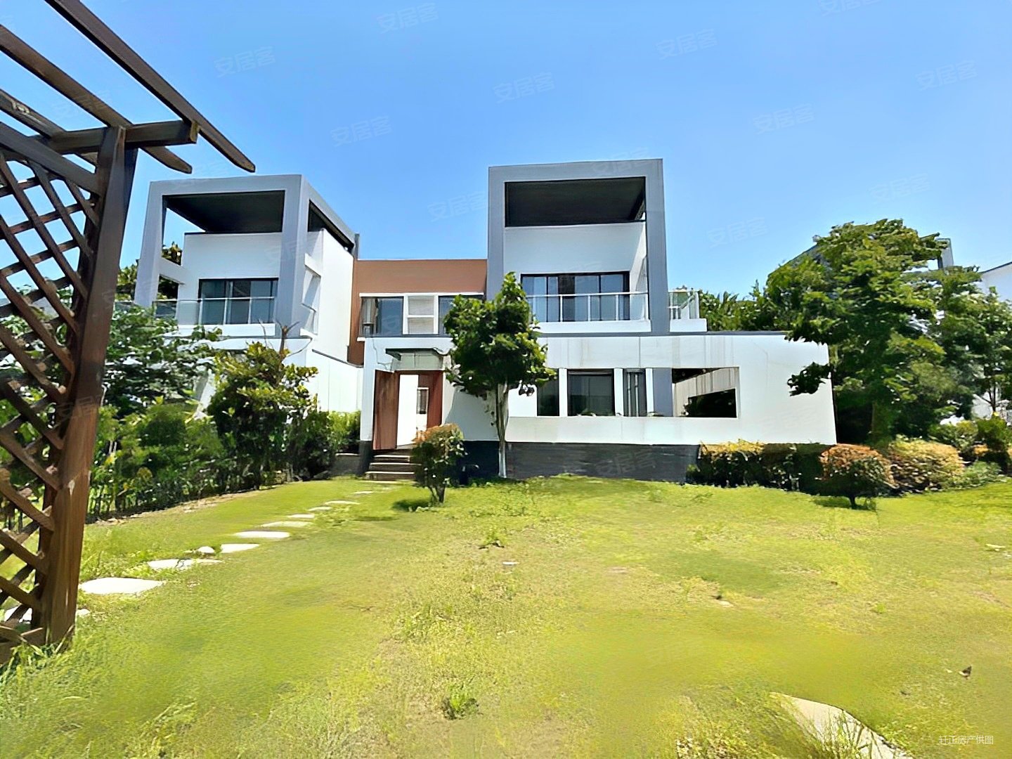 金湖银滩双拼别墅花园占地1亩一线湖景看房方便