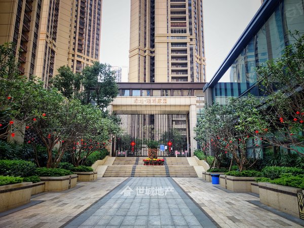 佛山禅城季华六路绿地璀璨家园(二期)平层大户型4房  南北通透未住过