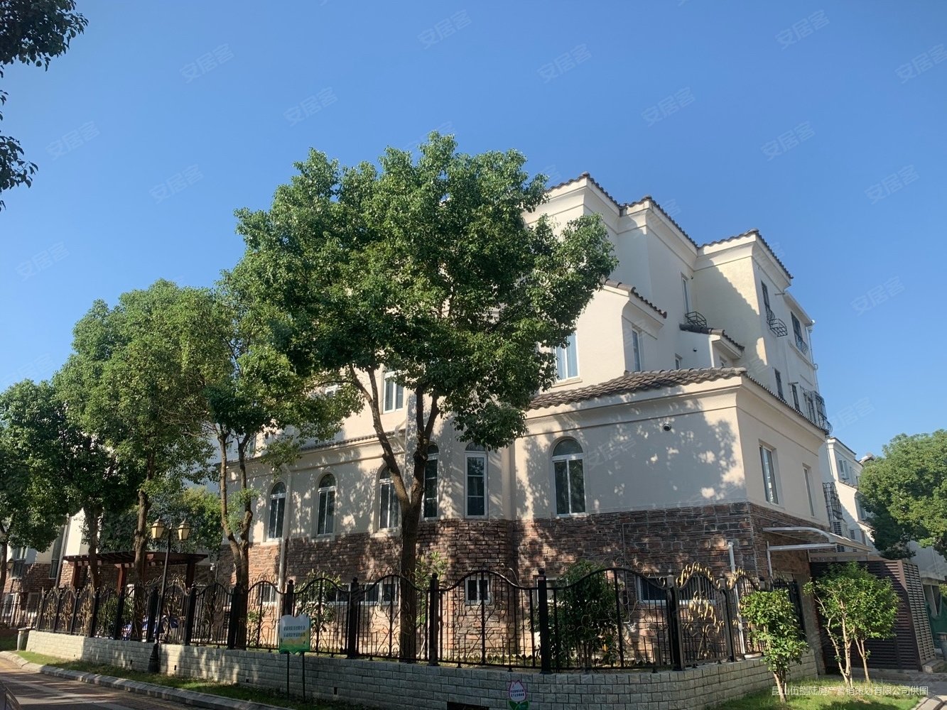 千灯逸墅4室2厅5卫272㎡南430万