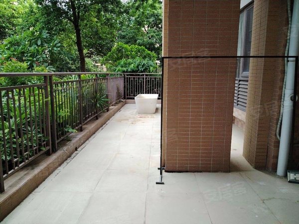 广州南沙蕉门合景方圆叠翠峰悠方商场,门口就是公园,房屋干净整洁