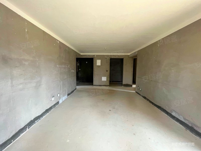 地铁旁一楼带院,院子160平左右,带两个车位,岭海香澜郡瑜院二手房,100