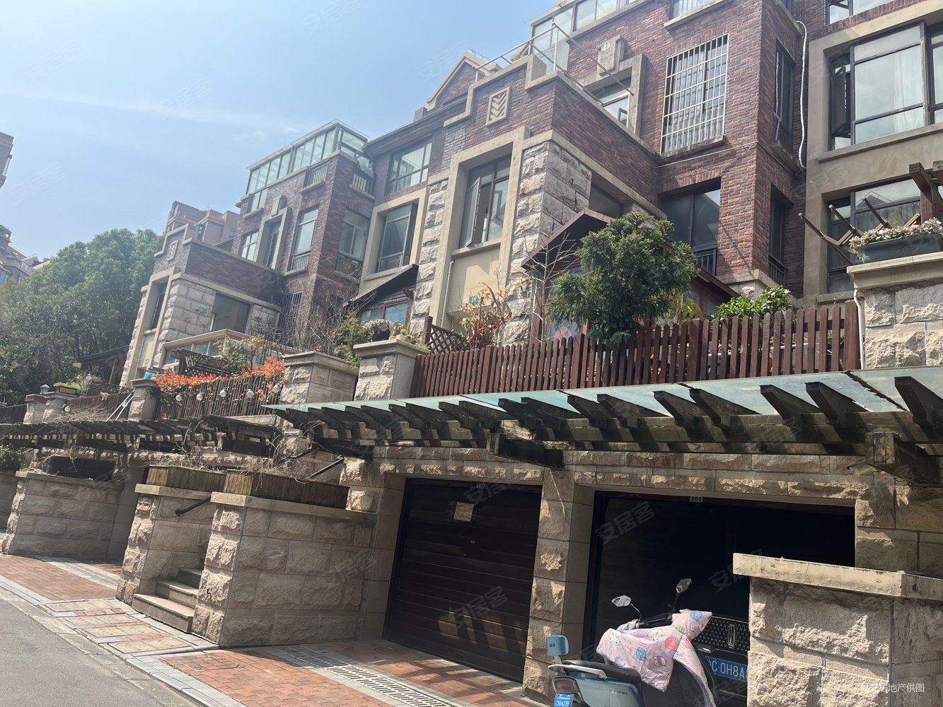 下叠别墅豪华装修 产证面积200平上下3层 超大花园 有车库,宝华海湾城