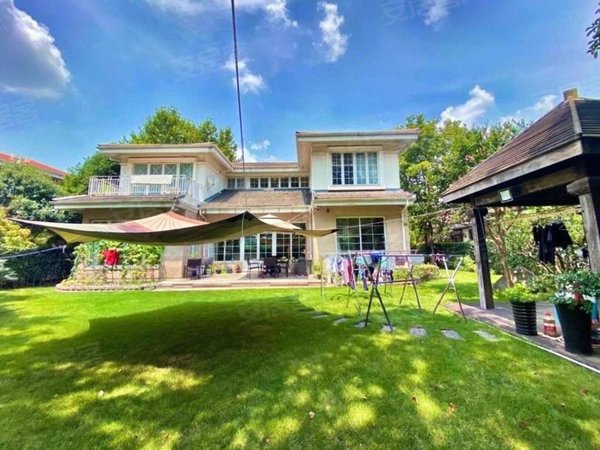 上海长宁西郊公园温莎豪园each has his own way.