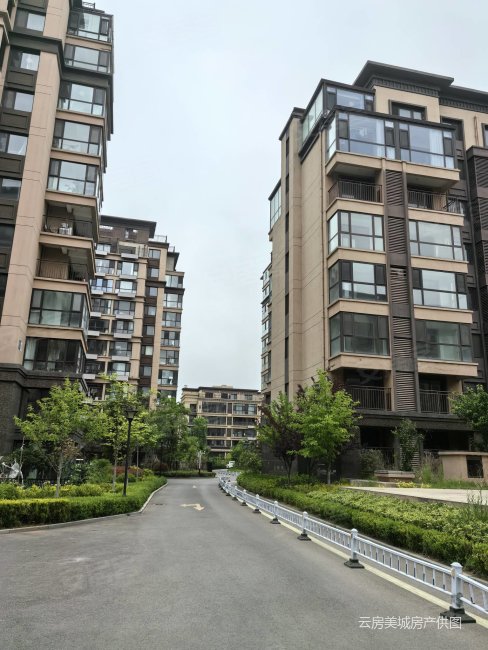 胶南一中旁一楼带前后院套三128万南北通透,剑桥小镇二手房,128万,3室