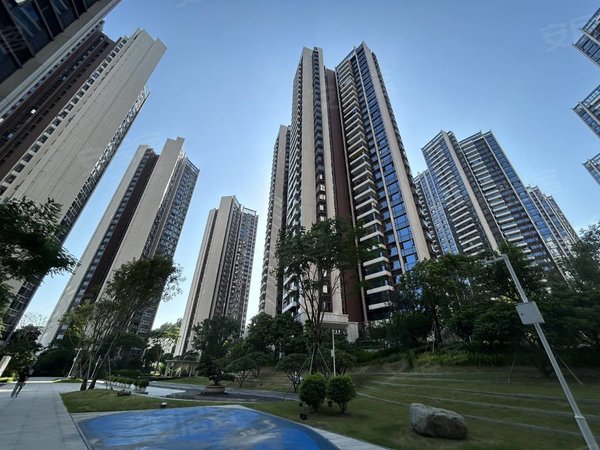 深圳宝安流塘尖岗山壹号花园新小区 近地铁 停车位充足 免物业费和