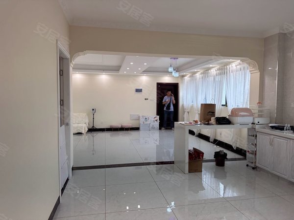 北海银海金海岸鑫海大厦鑫海大厦 4室2厅2卫出租房源真实图片