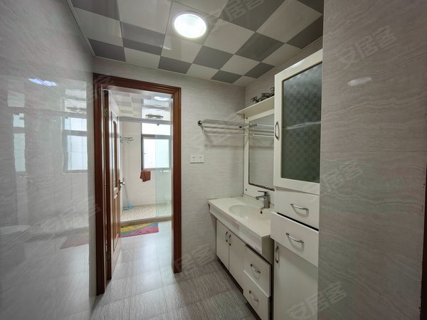 上海青浦朱家角泰安公寓(二期)朱家角人民医院旁,南北通透大三房,家具