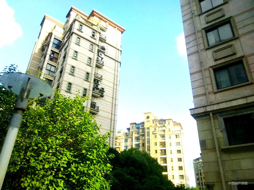 中规中矩实用型复式赠送独立大露台和一层储藏空间有产权车