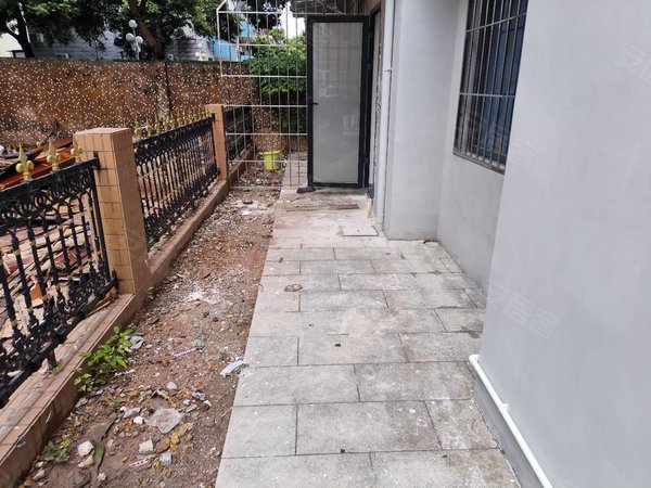 深圳龙岗横岗梧桐花园急租双地铁口全新精装一房一厅带花园,品牌家私