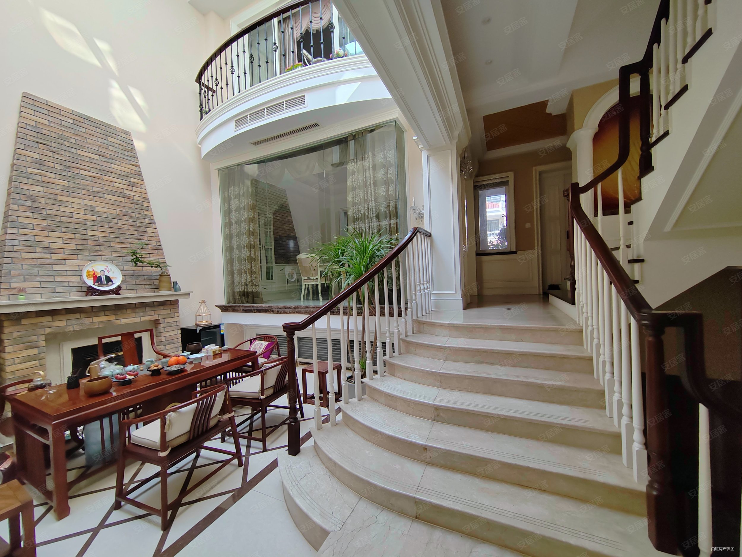 (联排别墅)5室2厅 豪华装修 带花园车库 环境优美 价可谈