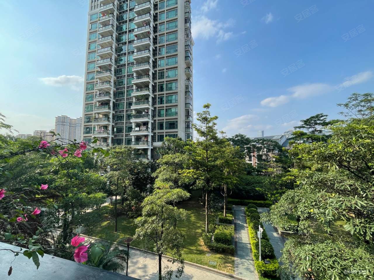 景湖湾畔二期位于南城中学阳光三小艺鸣隔壁