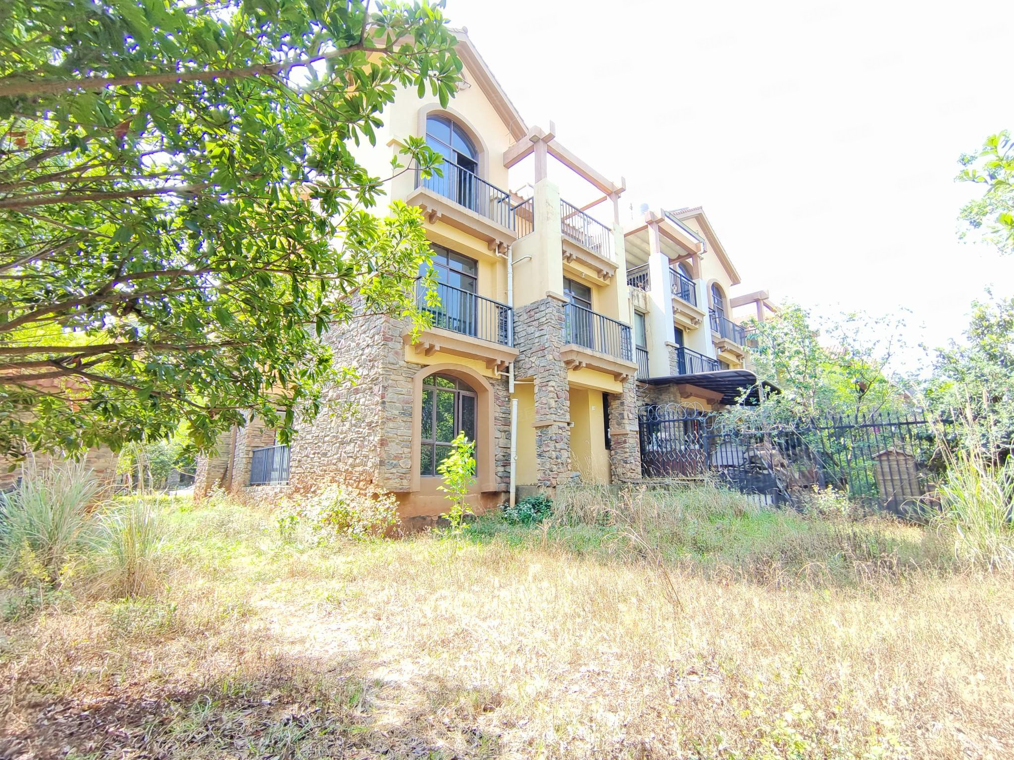 万和300平花园端户别墅客厅中空带露台使用600多急售