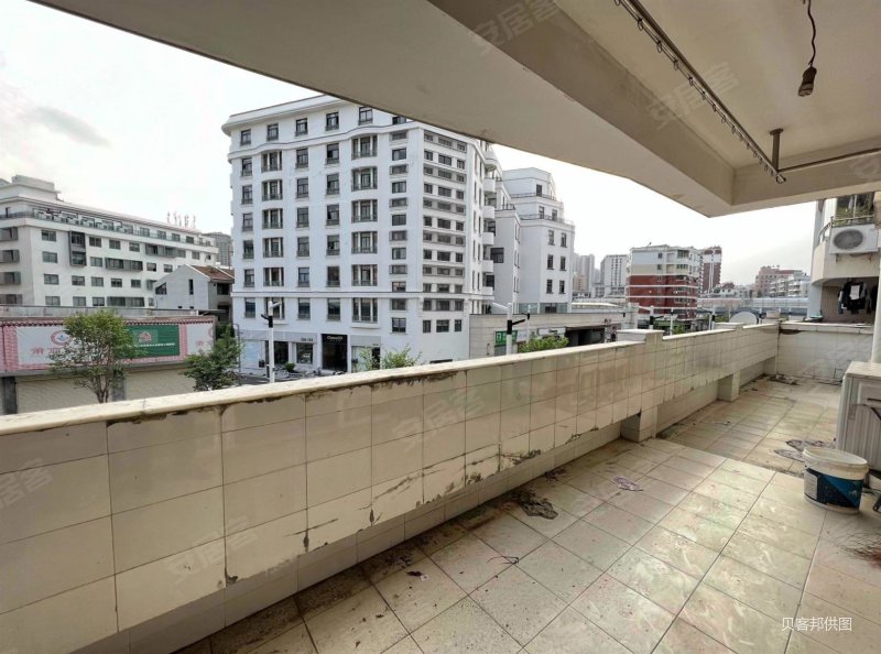 金帝花园电梯大四房60平的大客厅加10米大阳台