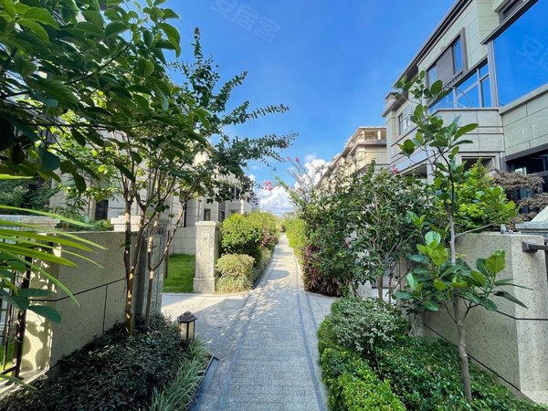 南宁兴宁区政府中海九玺(别墅)吾悦广场对面 中海九玺 整栋别墅 配齐