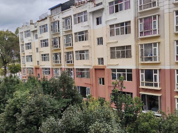 昆明西山马街四季阳光四季阳光小区昆一中西山校区西山法院旁精装修领