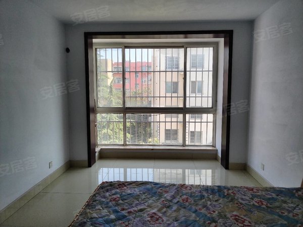 山水名苑三楼带车库家具家电齐全靠近火车站人民医院