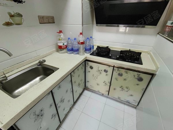 大亚湾中心区中心区中心德丰凯旋城(南区)房管局旁华冠花园,精致干净两房,物业70块定制衣柜出租房源真实图片