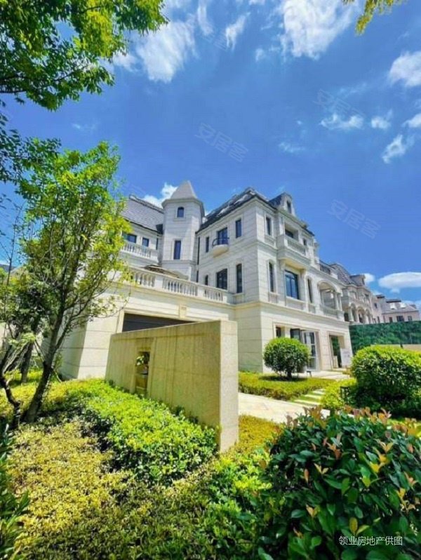 天鹅湖花园4室3厅3卫162㎡南245万