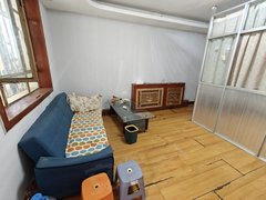 阿克苏阿克苏市阿克苏城区广场乐园二楼精装单身公寓，1200一个月，押一付一出租房源真实图片