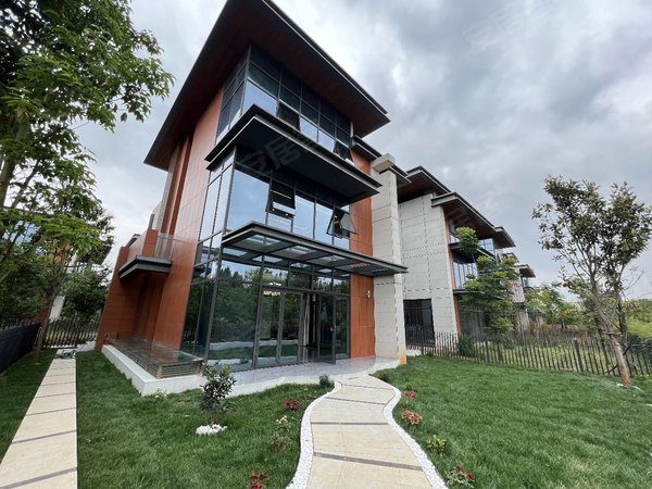 昆明官渡福保片区山海荟滇池边 独栋别墅 全新装修 180花园 带露台 带