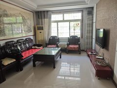 淄博桓台县中心大街五里东区一楼出租,精装三室,红木沙发,带储藏室,出租房源真实图片