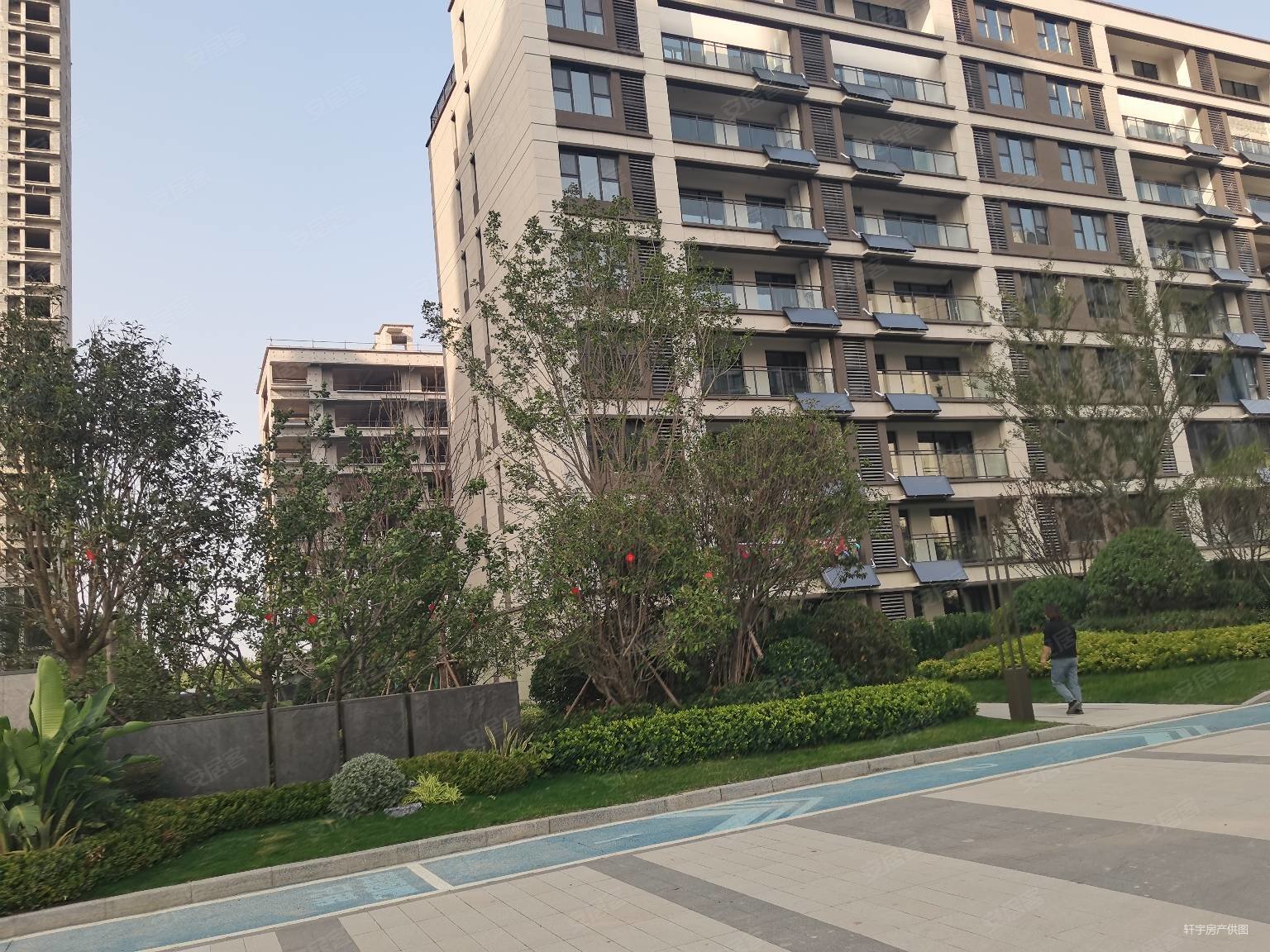 华地奥体公元4室2厅2卫136㎡南北83万