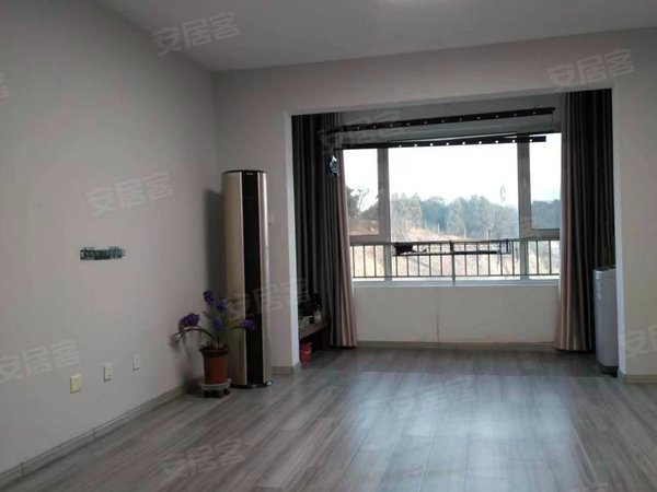 青岛市北北岭依山美郡房子非常干净整洁,带一个车位出租,电梯房小区