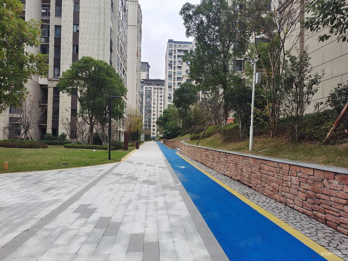 急卖新城区龙泉香榭清水房便宜很房子周边带草坪可养小猫小狗